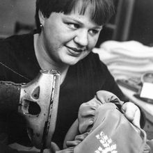 Швея-вышивальщица | Горожане. 1990-e гг., г.Северодвинск. Фото #C7725.