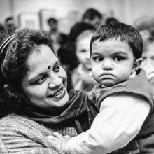 Потрет женщины с ребёнком (индийцы) | Горожане. 1990-e гг., г.Северодвинск. Фото #C5036.