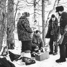 Пикник в зимнем лесу | Горожане. 1990-e гг., г.Северодвинск. Фото #C7728.