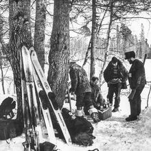 Пикник в зимнем лесу | Горожане. 1990-e гг., г.Северодвинск. Фото #C7729.