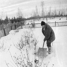 На даче зимой | Горожане. 1990-e гг., г.Северодвинск. Фото #C7731.