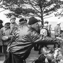 Возложение цветов 9 мая | Горожане. 1990-e гг., г.Северодвинск. Фото #C7732.
