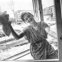 Женщина моет окно | Горожане. 1990-e гг., г.Северодвинск. Фото #C5380.