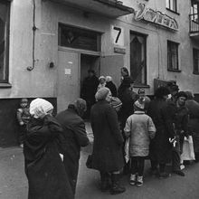 Очередь в хлебный магазин | Горожане. 1990-e гг., г.Северодвинск. Фото #C4445.