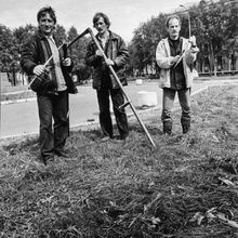 Косят газон | Горожане. 1990-e гг., г.Северодвинск. Фото #C5079.