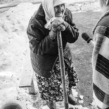 Пожилая женщина с лопатой | Горожане. 1990-e гг., г.Северодвинск. Фото #C6886.