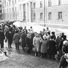 Очередь пенсионеров | Горожане. 1990-e гг., г.Северодвинск. Фото #C6697.