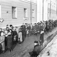 Очередь пенсионеров | Горожане. 1990-e гг., г.Северодвинск. Фото #C6698.