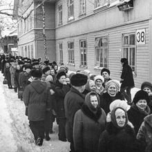 Очередь | Горожане. 1990-e гг., г.Северодвинск. Фото #C10820.