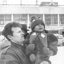 Мужчина с ребёнком | Горожане. 1990-e гг., г.Северодвинск. Фото #C3448.