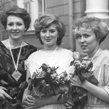 Женщины с цветами | Горожане. 1990-e гг., г.Северодвинск. Фото #C3468.
