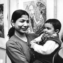 Потрет женщины с ребёнком (индийцы) | Горожане. 1990-e гг., г.Северодвинск. Фото #C5174.