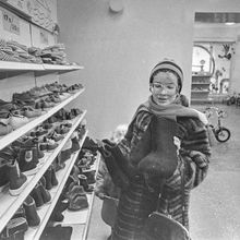 В обувном магазине | Торговля. 1990-e гг., г.Северодвинск. Фото #C13943.