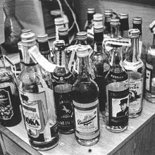 Ассортимент спиртных напитков | Торговля. 1990-e гг., г.Северодвинск. Фото #C7877.