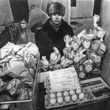 Уличная торговля продуктами | Торговля. 1990-e гг., г.Северодвинск. Фото #C10828.