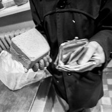 Денег хватало только на хлеб | Торговля. 1990-e гг., г.Северодвинск. Фото #C13945.