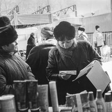 Уличная торговля. Рынок. | Торговля. 1990-e гг., г.Северодвинск. Фото #C7880.