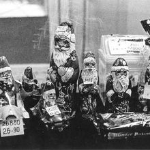 Шоколадные Деды Морозы | Торговля. 1990-e гг., г.Северодвинск. Фото #C7881.
