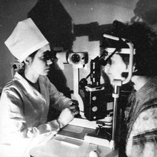 На приеме офтальмолога | Медицина. 1990-e гг., г.Северодвинск. Фото #C7088.