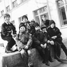 Дети на крыльце | Школа. 1990-e гг., г.Северодвинск. Фото #C5181.