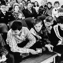Вручение паспортов | Школа. 1990-e гг., г.Северодвинск. Фото #C6976.