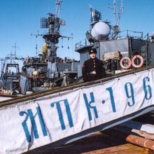 Моряк на трапе военного корабля | Силовые структуры. 1990-e гг., г.Северодвинск. Фото #C7939.