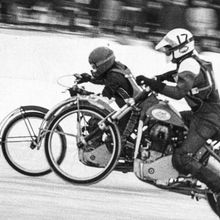 Гонка на мотоциклах | Спорт. 1990-e гг., г.Северодвинск. Фото #C5190.