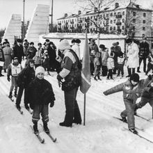 Детская лыжная эстафета на стадионе "Север" | Спорт. 1990-e гг., г.Северодвинск. Фото #C11571.