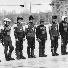 Гонщики стоят в ряд | Спорт. 1990-e гг., г.Северодвинск. Фото #C5196.