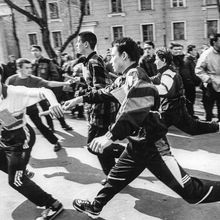 Первомайская эстафета, соперничество на восьмом этапе. | Спорт. 1990-e гг., г.Северодвинск. Фото #C11573.