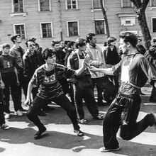 Первомайская эстафета, соперничество на восьмом этапе. | Спорт. 1990-e гг., г.Северодвинск. Фото #C11575.