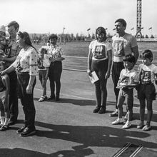 Награждение участников соревнований "Семейные старты" | Спорт. 1990-e гг., г.Северодвинск. Фото #C10741.