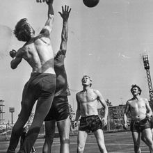 Игра в баскетбол на стадионе "Север". | Спорт. 1990-e гг., г.Северодвинск. Фото #C10742.