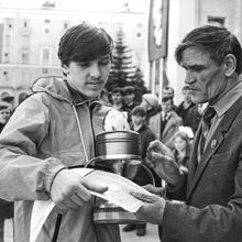 Награждение участников Первомайской эстафеты. | Спорт. 1990-e гг., г.Северодвинск. Фото #C10744.