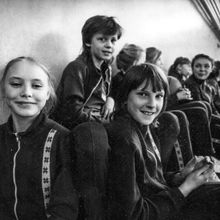 Юные баскетболистки в ожидании игры | Спорт. 1990-e гг., г.Северодвинск. Фото #C10807.