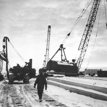 Начало забивки свай под Дворец пионеров | Строительство. 1990-e гг., г.Северодвинск. Фото #C5554.