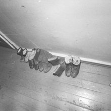 Обувь в коридоре коммунальной квартиры | Виды города. 1990-e гг., г.Северодвинск. Фото #C13967.