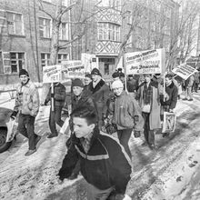 Участники протестного шествия | Общественная жизнь. 1990-e гг., г.Северодвинск. Фото #C13983.