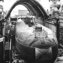 Атомная подводная лодка в плавдоке "Сухона" | Предприятия. 1996 г., г.Северодвинск. Фото #C5285.