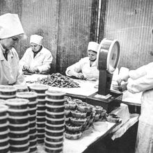 Фасовка рыбных консервов | Предприятия. 1990-e гг., г.Северодвинск. Фото #C5641.