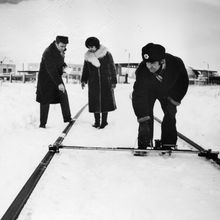 Измерение расстояния между рельсами | Предприятия. 1990-e гг., г.Северодвинск. Фото #C4688.