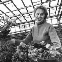 Овощевод с розами | Предприятия. 1990-e гг., г.Северодвинск. Фото #C7053.